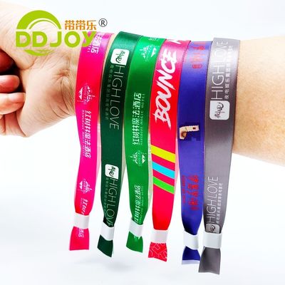 Braccialetto regolabile impermeabile per il festival con stampa personalizzata del logo e tessuto riciclato
