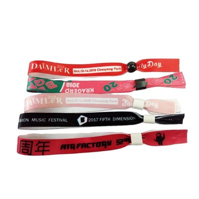 Scenari di utilizzo Braccialetti personalizzati in tessuto satinato per eventi feste e altro