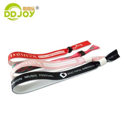 Scenari di utilizzo Braccialetti personalizzati in tessuto satinato per eventi feste e altro