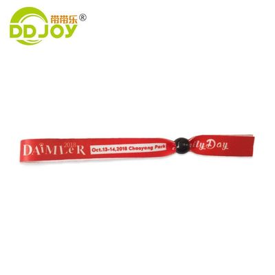 Scenari di utilizzo Braccialetti personalizzati in tessuto satinato per eventi feste e altro