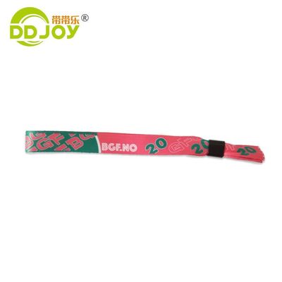 Scenari di utilizzo Braccialetti personalizzati in tessuto satinato per eventi feste e altro