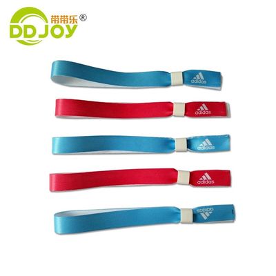 Scenari di utilizzo Braccialetti personalizzati in tessuto satinato per eventi feste e altro
