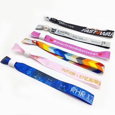 Aggiungi un tocco di fascino al tuo festival con serrature personalizzate e braccialetti.