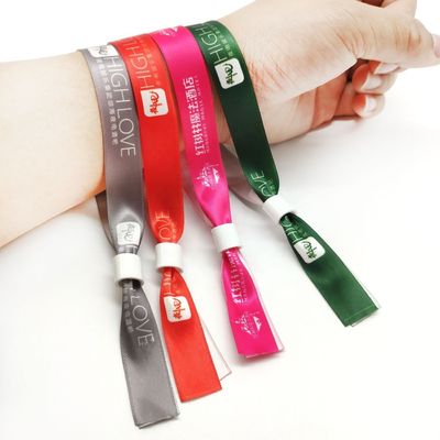 Aggiungi un tocco di fascino al tuo festival con serrature personalizzate e braccialetti.