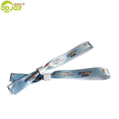 Aggiungi un tocco di fascino al tuo festival con serrature personalizzate e braccialetti.