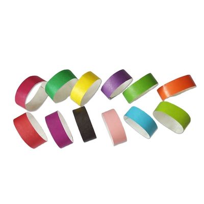 Assicurate i biglietti di ingresso con braccialetti di Tyvek da 3/4 pollici e braccialetto di carta incluso.