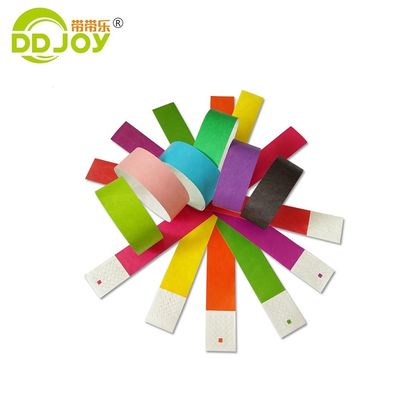 Assicurate i biglietti di ingresso con braccialetti di Tyvek da 3/4 pollici e braccialetto di carta incluso.