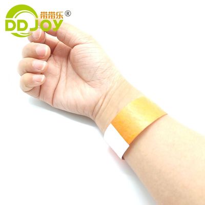 Assicurate i biglietti di ingresso con braccialetti di Tyvek da 3/4 pollici e braccialetto di carta incluso.