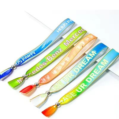 Consigli per eventi personalizzati Feste di festa Braccialetti con chip RFID con stampa del logo su marchi di tessuto